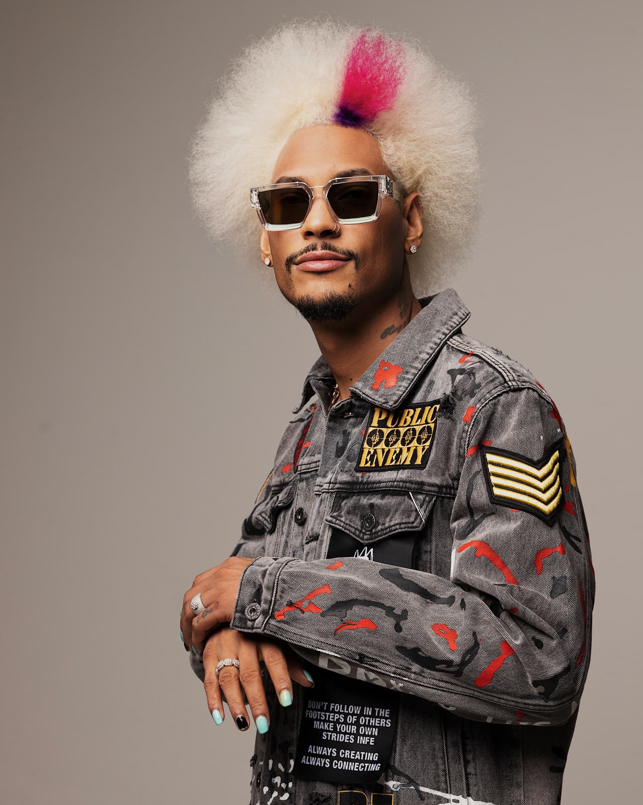 <h2 class="cms-H2-H2"><b>KIKO EL CRAZY</b></h2>
<br>
<br>La estrella dominicana compite por primera vez en 
<b>2 categorías</b>: 
<b>Mejor Canción Dembow</b> por 'Cuca' y 
<b>Mejor Colaboración Dembow</b> por 'Pichirry' junto a El Alfa, estos temas hacen parte de su disco 'Pila'e Teteo'.
<br>
<br>
<h2 class="cms-H2-H2"><b><a href="https://www.univision.com/shows/premios-juventud/premios-juventud-2023-conoce-las-nuevas-categorias-este-ano" target="_blank">Premios Juventud 2023: conoce las nuevas categorías </a></b></h2>
<br>