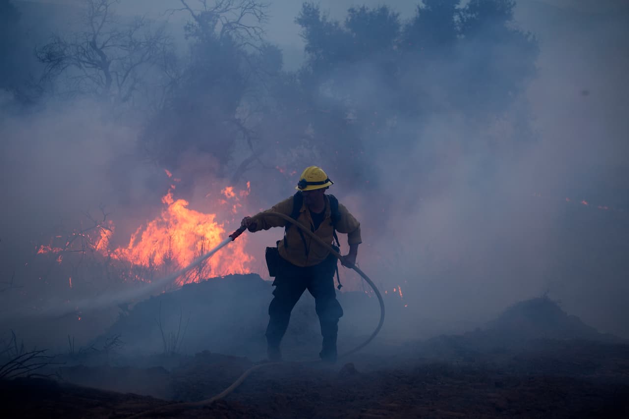 Tanto el Departamento de Bomberos de Los Ángeles como el Departamento de Bomberos del Condado de Los Ángeles han enviado equipos de ataque para ayudar con el incendio que está ganando terreno.