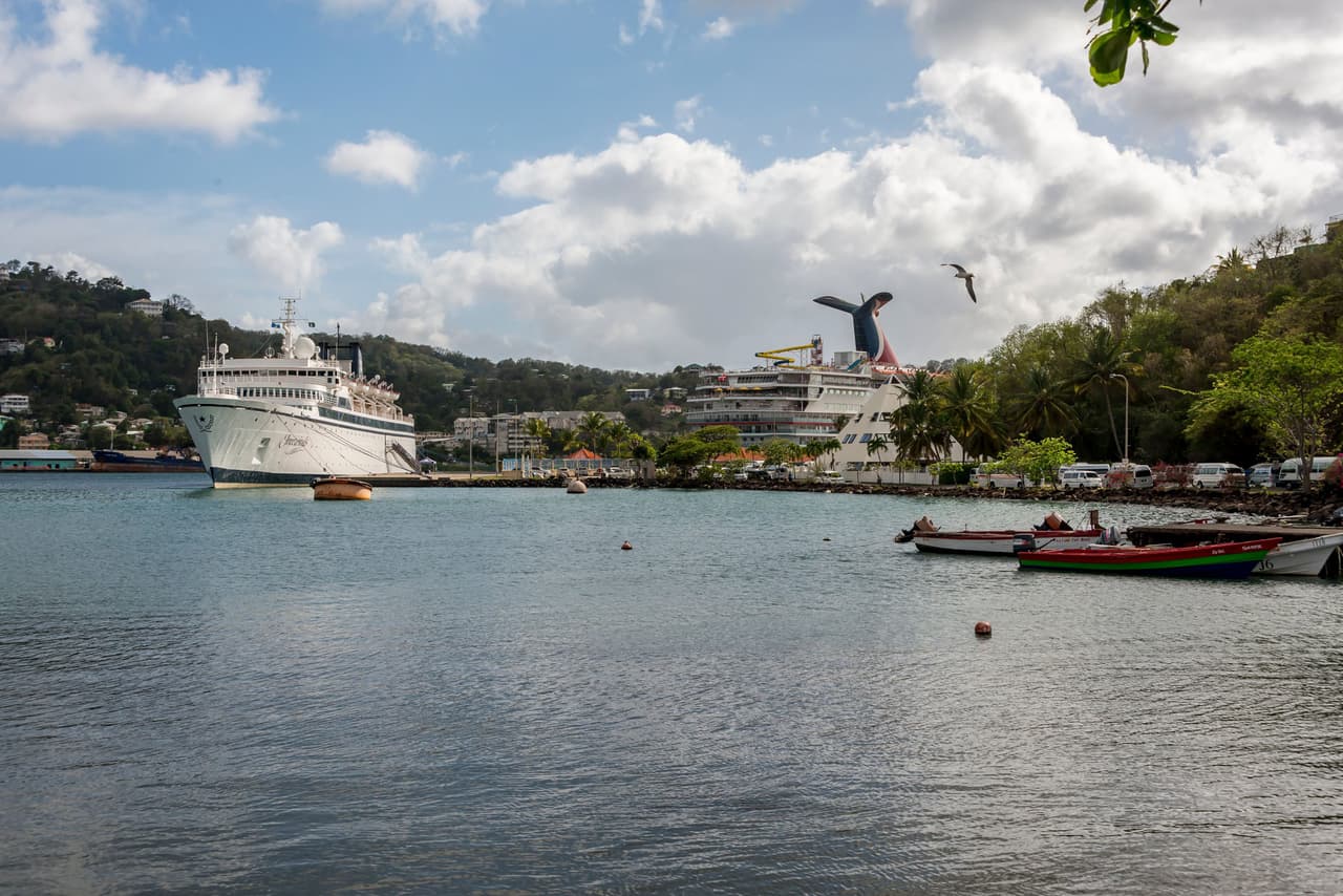 <h3 class="cms-H3-H3">Santa Lucía</h3>
<br>
<br>Si los visitantes no provienen del Caribe, deberán presentar una prueba negativa de covid-19 realizada durante la última semana a su arribo.
<b>Tras el chequeo rutinario de temperatura y síntomas, deberán mostrar la reservación confirmada de su estadía, en uno de los espacios autorizados por el gobierno. Las máscaras de protección son obligatorias en espacios públicos. </b>
<br>
<br>En dado caso que alguno de los visitantes muestre síntomas del virus deberá ser sometida a una prueba. Si resulta positiva, tendrá que internarse en un hospital cubriendo los gastos por su cuenta.
<br>
<br>Según la Universidad Johns Hopkins, hasta el momento Santa Lucía no ha registrado muertes por coronavirus y solo 22 contagios.
<br>