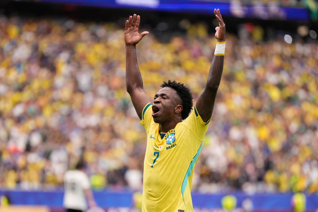 Vinicius Junior (7) de Brasil celebra el primer gol de su equipo durante el partido de dieciseisavos de final de la Copa Mundial entre Brasil y Japón en Houston, el lunes 29 de junio de 2026.