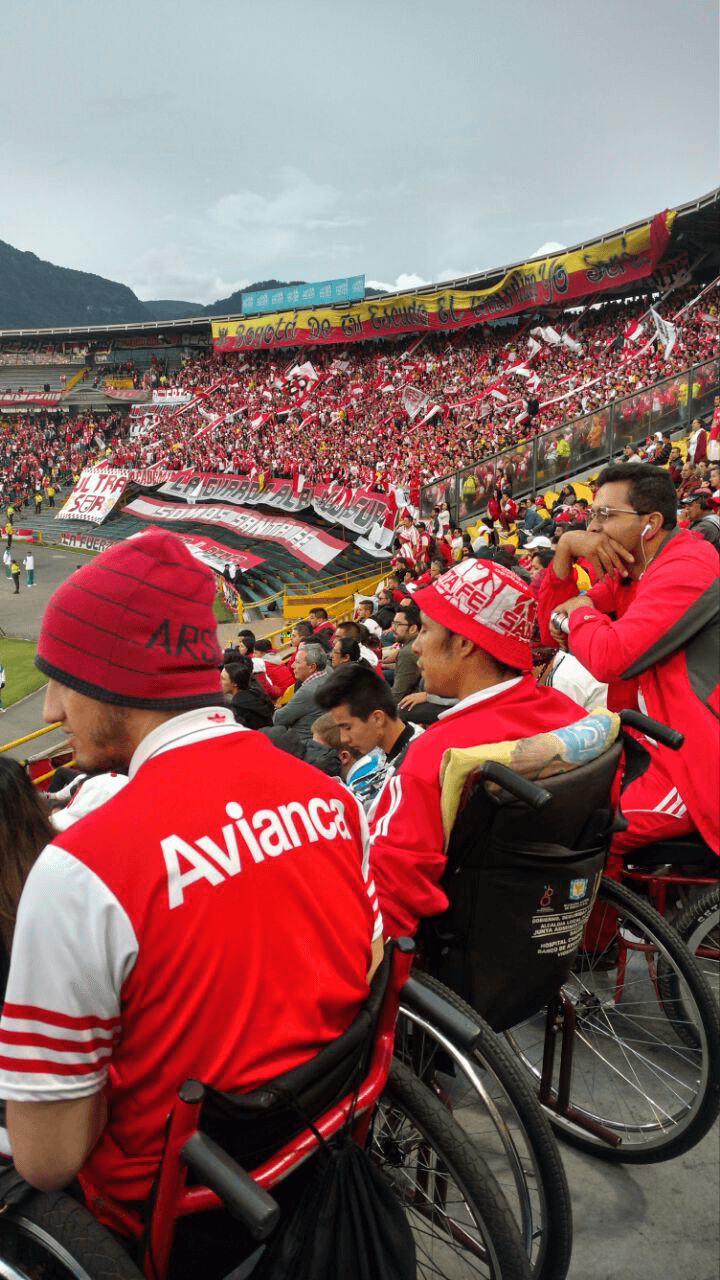 José Richard y César ubican sus asientos cerca del espacio para discapacitados, donde hay más lugar para moverse.