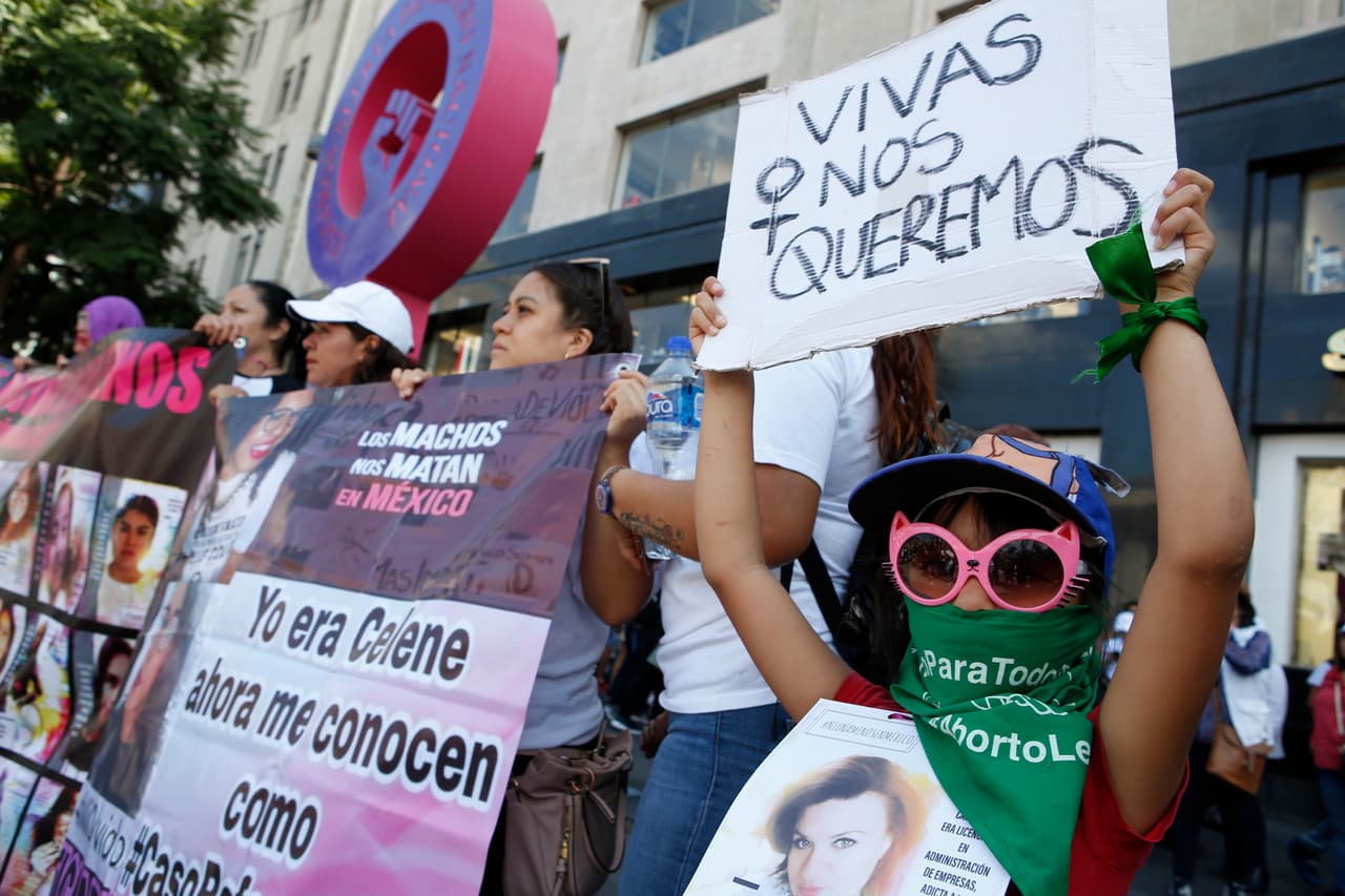 Los parientes de las mujeres agredidas sostenían fotografías de hijas y hermanas desaparecidas y asesinadas. Llevaban letreros en los que afirmaban “¡No pararemos hasta encontrarte!”, y algunas tenían escrita la palabra “justicia” sobre cinta adhesiva en la boca. Contenían las lágrimas mientras daban detalles acerca de las investigaciones prácticamente inexistentes de sus casos y la capacidad de los agresores para quedar en libertad.