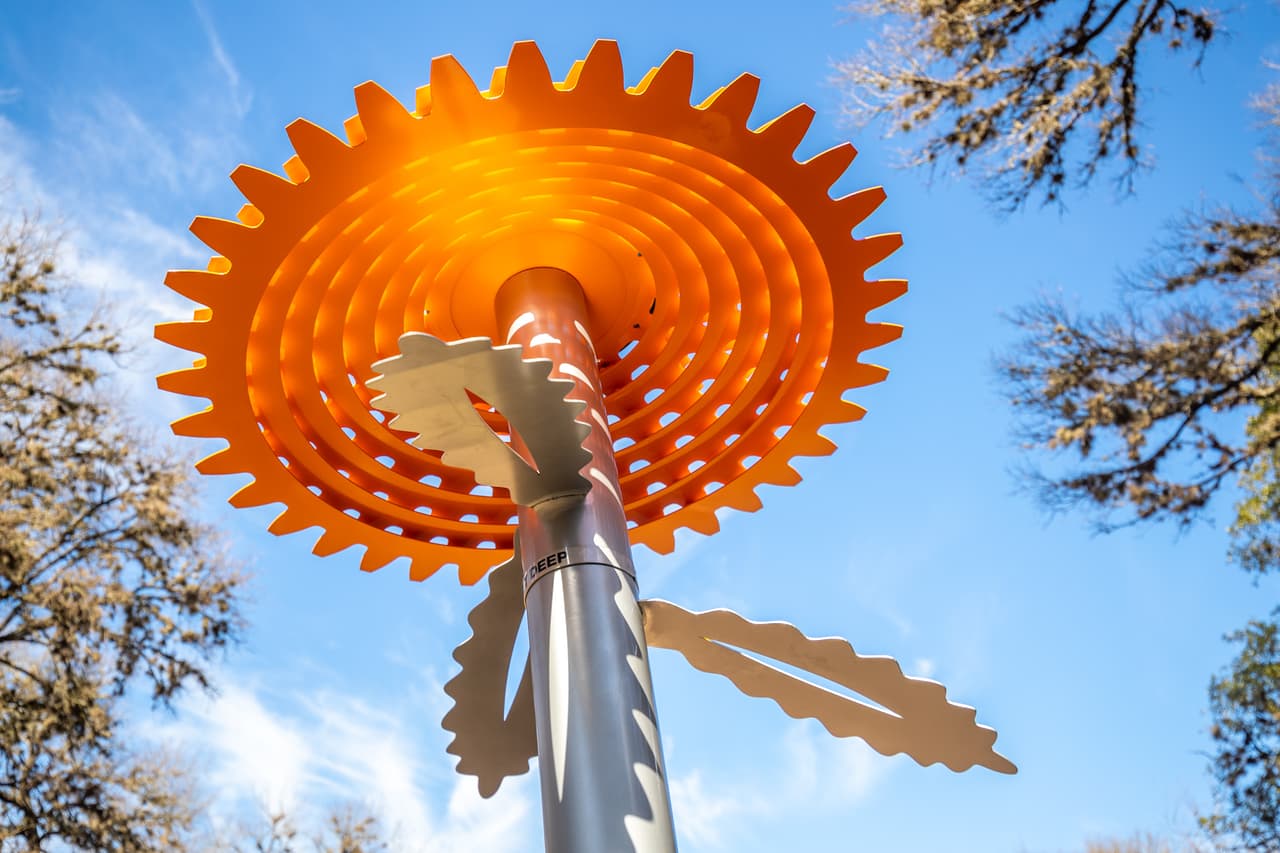 La primera instalación "Bloom" está ubicada en la entrada del 
<b><a href="https://www.google.com/maps/place/McAllister+Park/@29.5599439,-98.4546942,16.13z/data=!4m8!1m2!2m1!1smud+creek+trail+at+mcallister+park!3m4!1s0x0:0x19fa53c56bd6109f!8m2!3d29.5574879!4d-98.4513791" target="_blank">Mud Creek Trail en McAllister Park. </a></b>