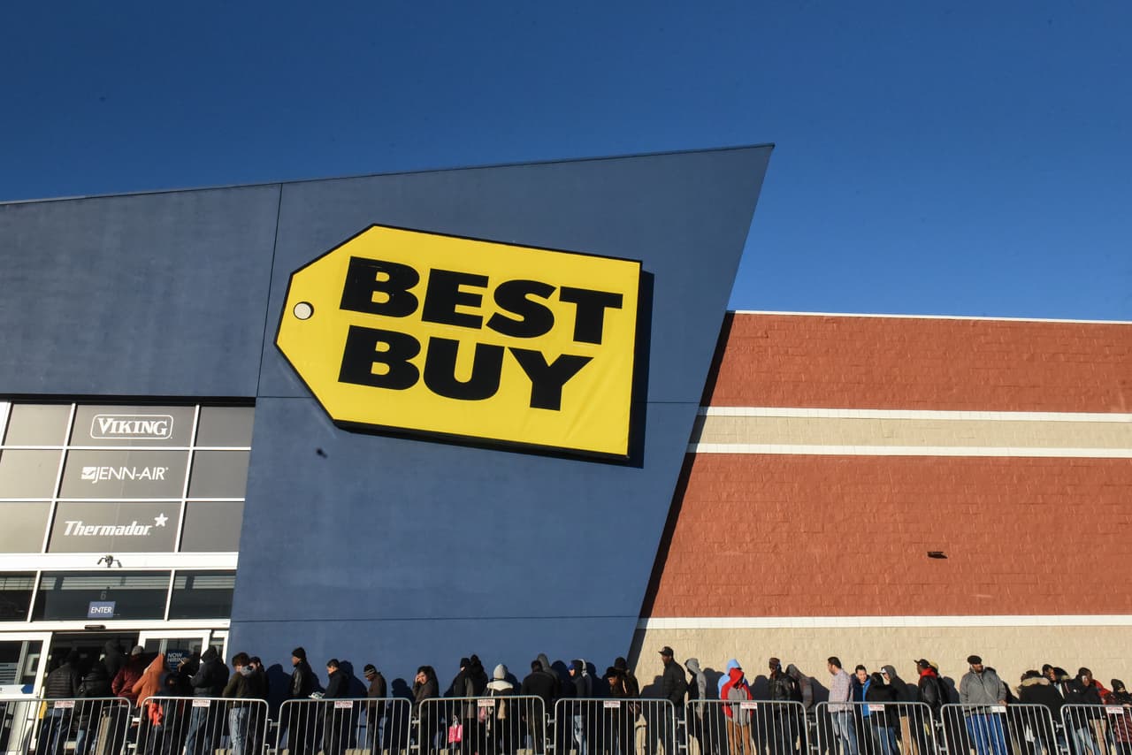 <b>Best Buy.</b> Sus tiendas abrirán a las 5 PM.