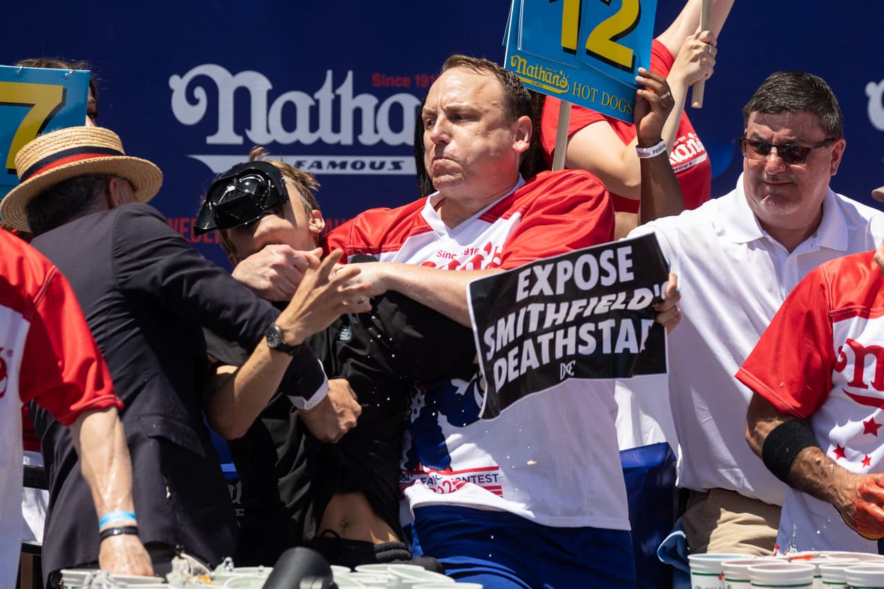 Mientras él participaba, fue abordado por un manifestante que usaba una máscara de Darth Vader. “Jaws” Chestnut asfixió brevemente al manifestante mientras engullía hot dogs en el evento denominado Nathan's Hot Dog Eating Contest.
<br>