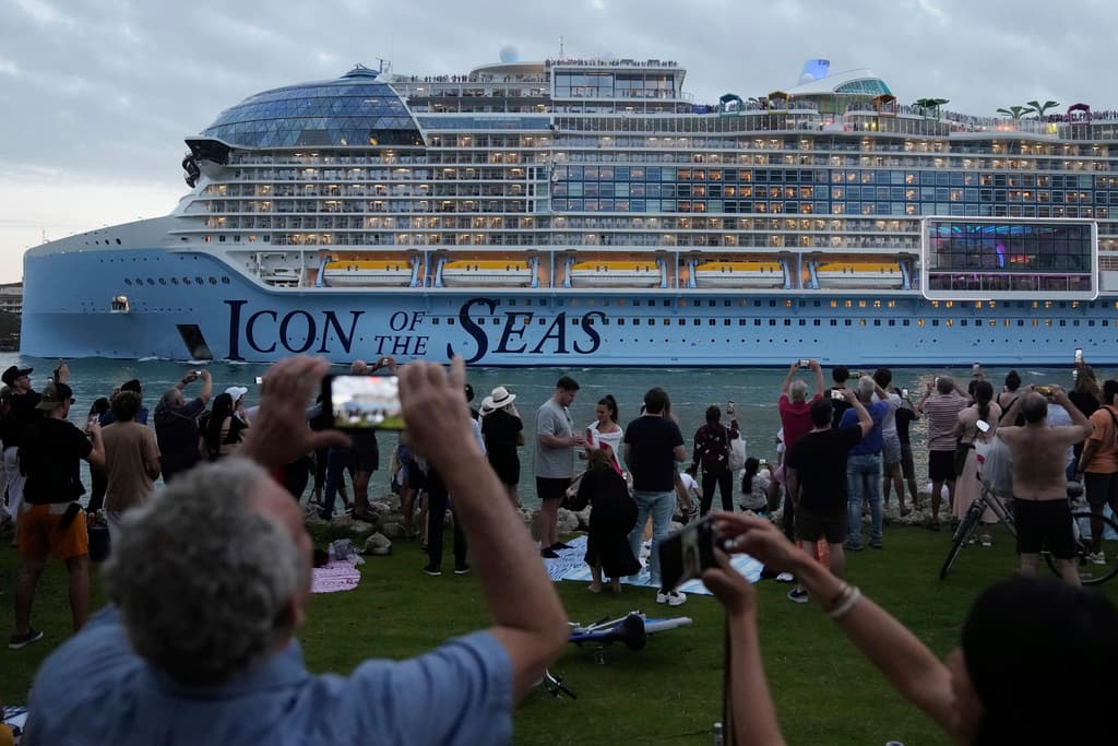 Con un peso de hasta cinco Titanic, el crucero cuenta con 20 pisos, un parque acuático, una cortina de agua de 55 pies y un simulador de surf.
<br>