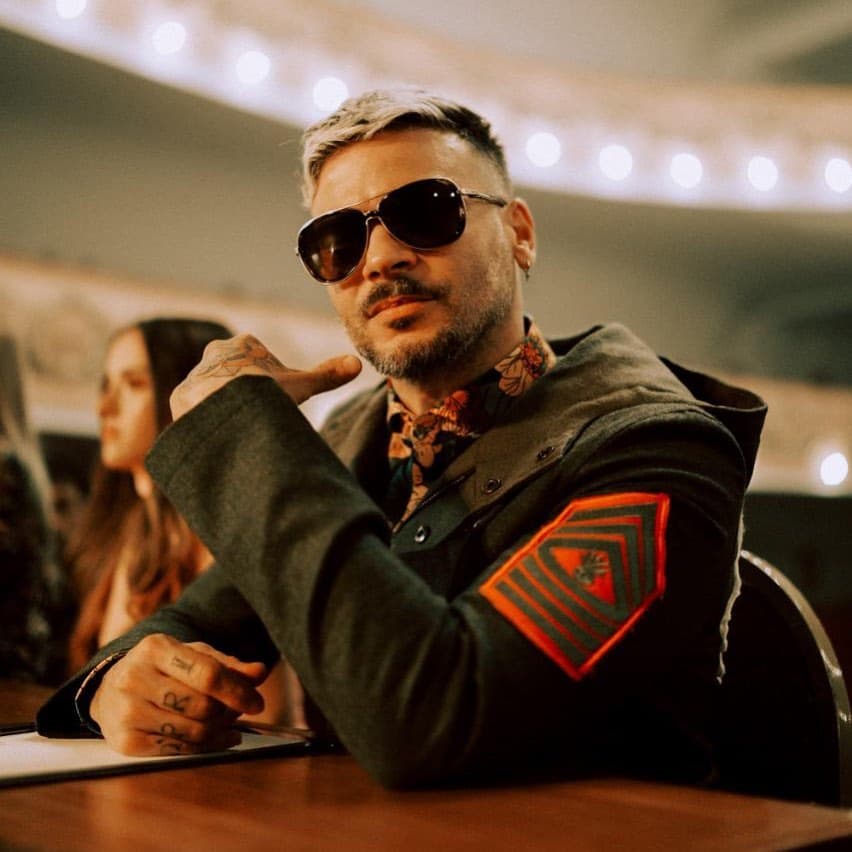 Pero su principal obligación recae en preparar a las participantes cada que deban salir al escenario a cantar. Es precisamente su papel como testigo de la evolución de las cantantes la razón que lo orilló a aceptar este desafío: "En Reina de la Canción podremos ver el desarrollo de una carrera. Eso es magia. Vamos a ver cómo las chicas comienzan sus primeras audiciones, y después cómo van progresando hasta que una se conviertan en una Reina de la Canción".