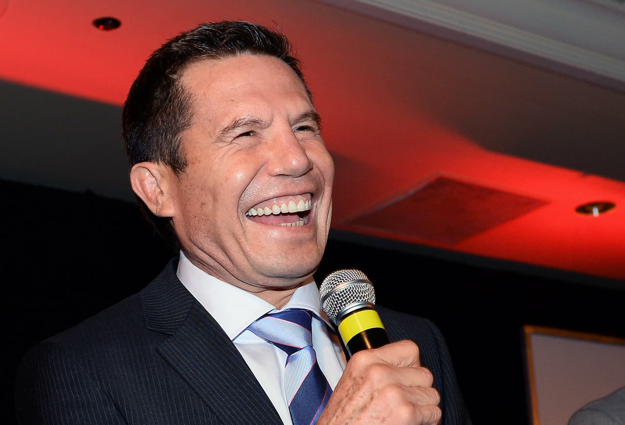 Ahora Chávez, además de negar las acusaciones, anuncia que exige una disculpa pública y demandará al escritor.