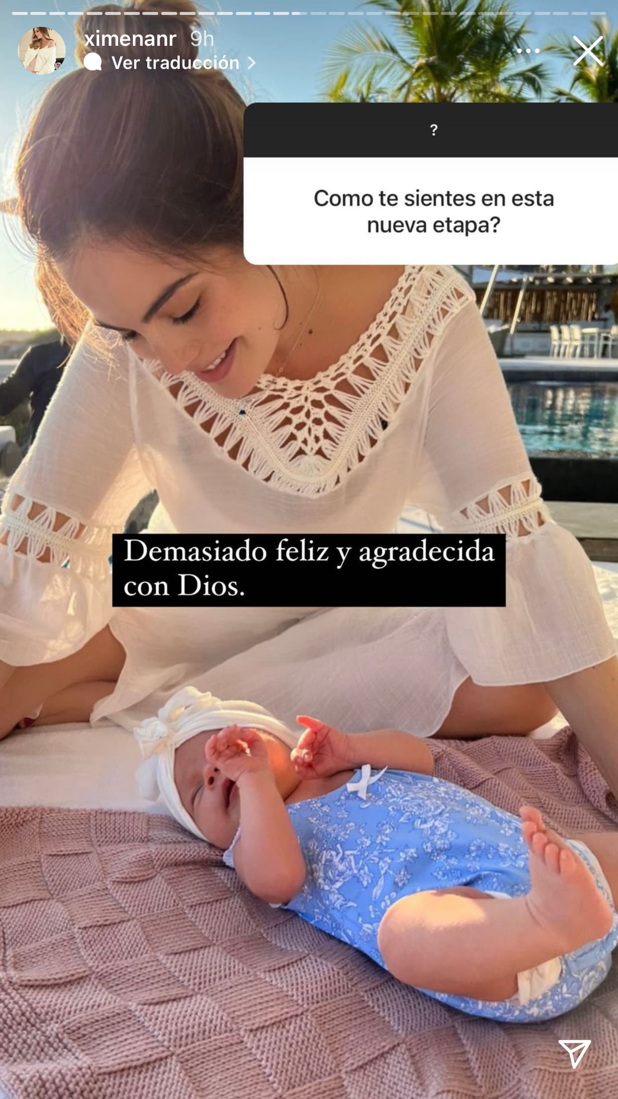 Los accesorios no faltan en sus looks diarios y las diademas de tela son sus favoritas, tiene en varios tonos para combinarlas con su ropa.