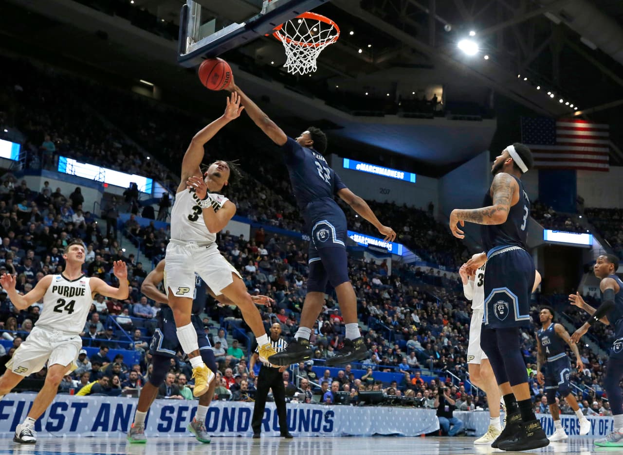 <b>Old Dominion (14) 48-61 Purdue (3)</b>. Con una gran actuación de Carsen Edwards (3) de 26 puntos, los Boilermakers despacharon a un equipo de los Monarchs de Old Dominion que apenas encestó el 27 por ciento de sus tiros al aro para irse eliminado en la Región Sur.