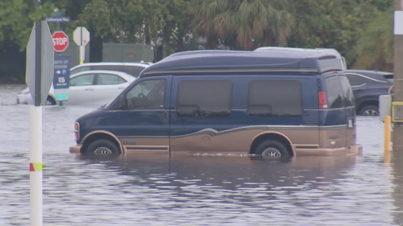 Varios residentes utilizan los servicios de remolcadores para liberar a sus carros. Hasta el momento solo se reportan daños materiales.