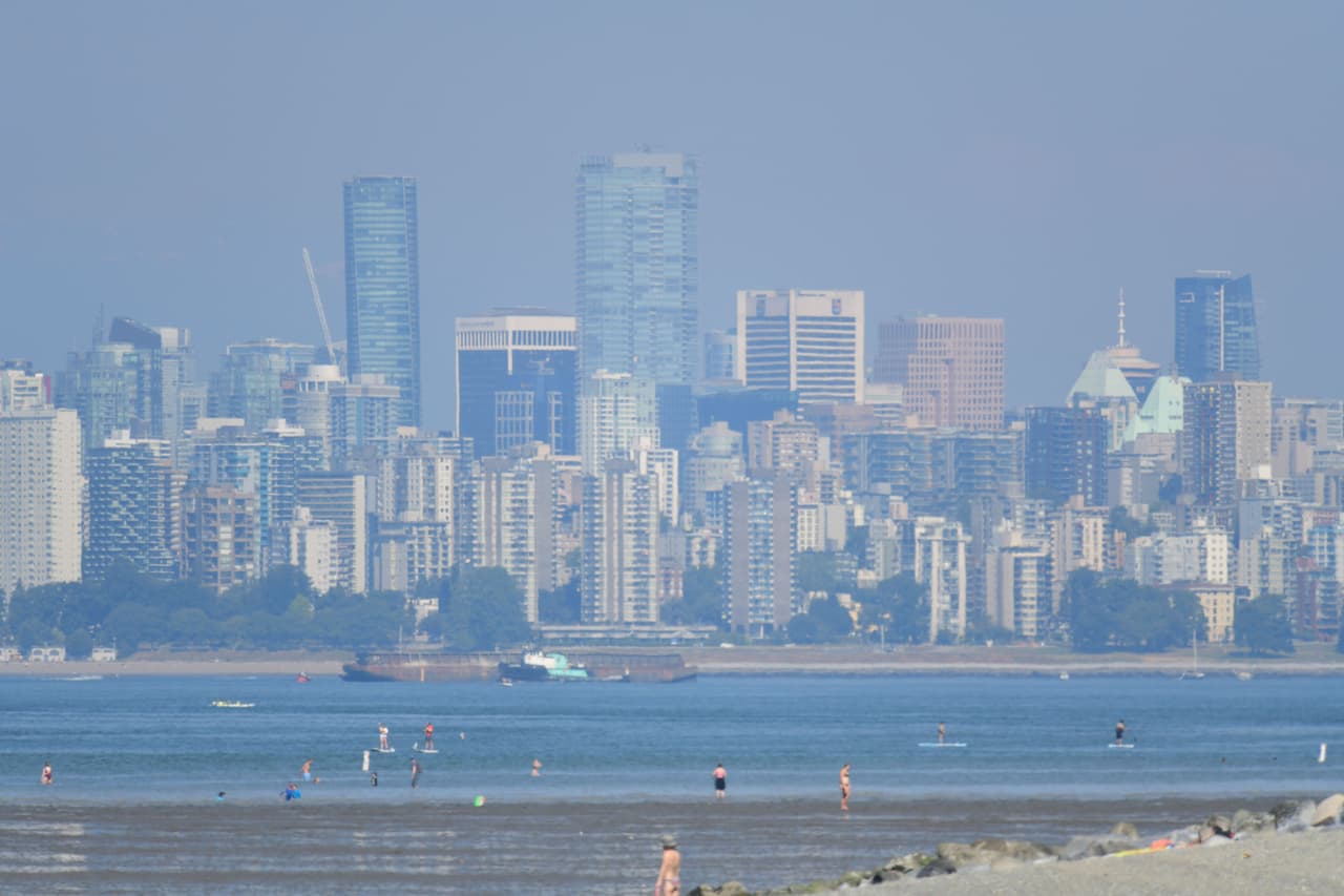 La ciudad de Vancouver, en Columbia Británica, Canadá, el pasado martes 29 de junio. Lytton, en la misma provincia, registró la mayor temperatura jamás registrada en territorio canadiense: 119ºF (47.9ºC) el lunes 28. Las autoridades canadienses aseguran que 
<a href="https://www.univision.com/noticias/meteorologia/muertes-ola-calor-costa-oeste">cientos de personas han muerto debido al calor</a>.