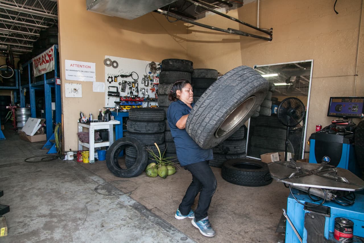 Tras el shock inicial, Maty decidió que debía ser fuerte y tomar las riendas de su negocio para sacar adelante a su hijo mientras su esposo esté detenido. "Yo he oído muchas veces que las mujeres somos débiles, que las mujeres no podemos. He escuchado a mujeres que dicen: 'Yo no hago este trabajo porque esto es de hombre'. Pero aquí tuve que dejar toda la delicadeza, tengo que dejar muchas cosas porque tengo que ser una mujer fuerte. Tengo que luchar", le dijo Maty a Univision Noticias un sábado reciente en su taller.
