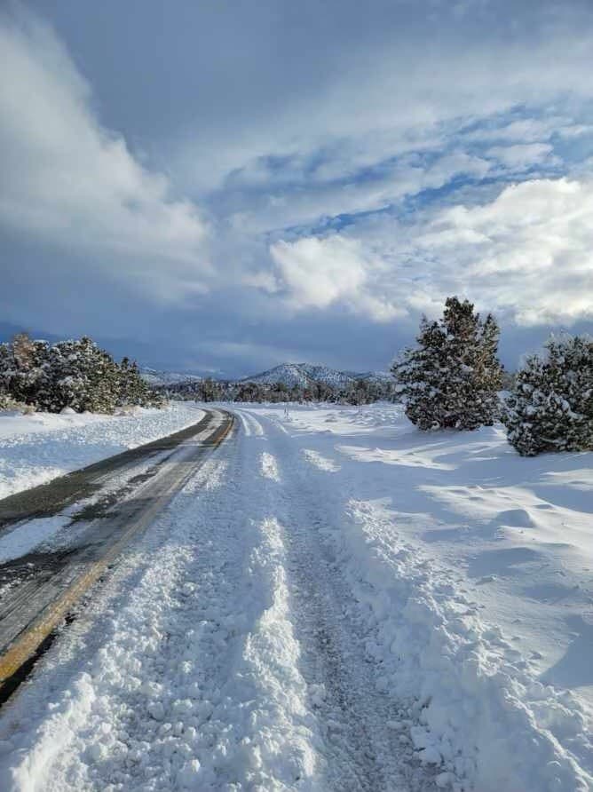 Esta imagen de la SR 168 en el condado de Inyo fue captada en el Westgard Pass, donde ser vieron varias pulgadas de nieve este martes.