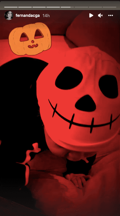 <b>Fernanda Castillo</b>
<br>
<a href="https://www.univision.com/famosos/fernanda-castillo-celebro-10-meses-de-su-bebe-con-tierno-mensaje-y-pastel">La actriz</a> no suele mostrar el rostro de su hijo Liam en redes sociales pero si enseñó su atuendo de calaverita, con todo y gorro, para el 31 de octubre.