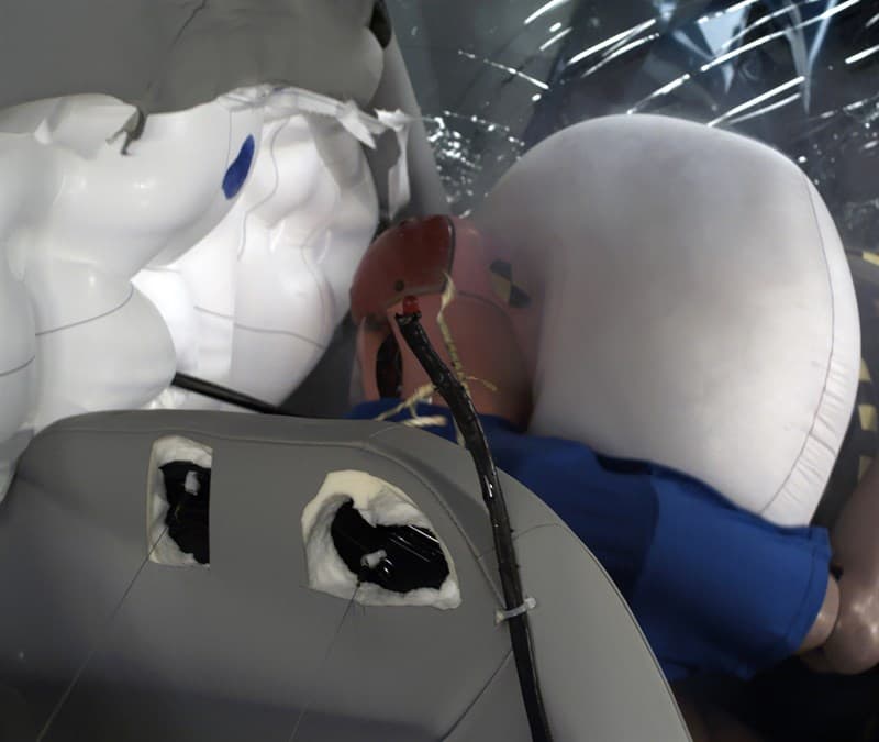 Con base en las pruebas realizadas por la NHTSA, 
<b>el cinturón se separó y deshilachó</b>, desprendiéndose la correa de la hebilla.