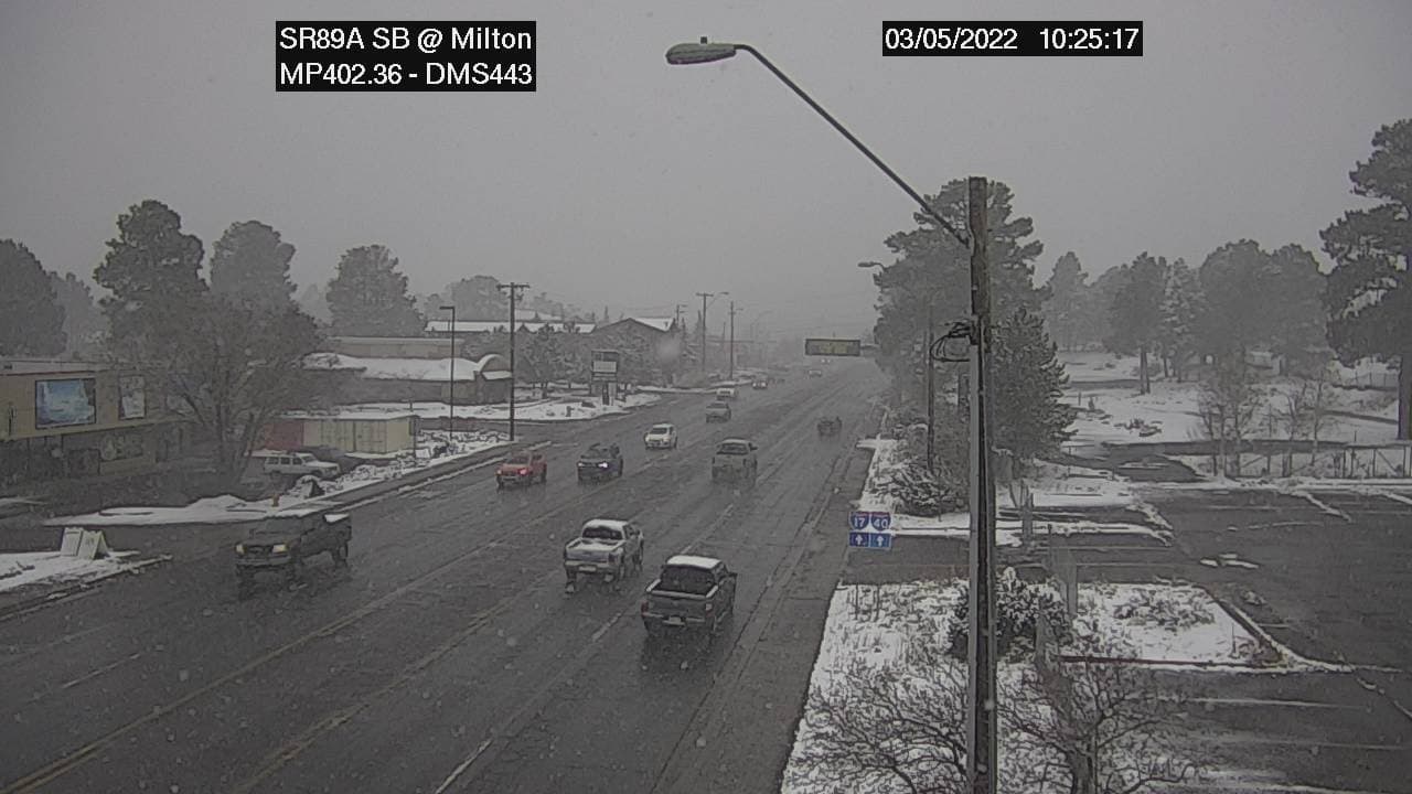 “Si viaja a través de las tierras altas hoy, prepárese para caminos resbaladizos cubiertos de nieve y visibilidad reducida debido a la nieve”, alertó el Servicio Nacional de Meteorología mediante una publicación en Twitter este 5 de marzo.