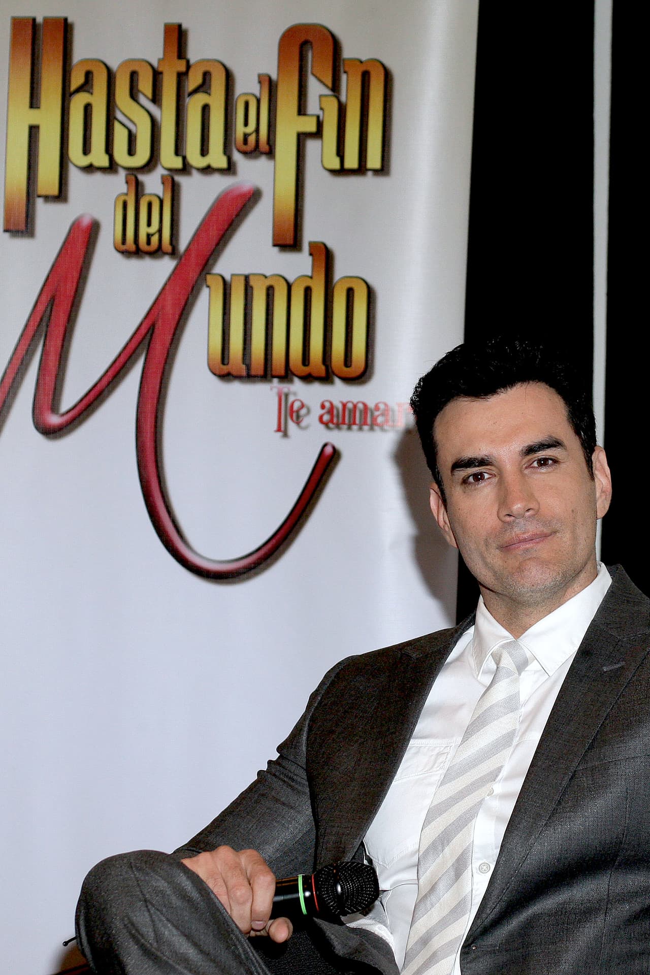 Nunca se supo la verdadera razón de la salida del también cantante de la historia, pero en su lugar entró 
<b><a href="http://www.univision.com/temas/david-zepeda">David Zepeda</a></b> dejando al público insatisfecho, aunque con el paso de los días la telenovela fue un éxito.