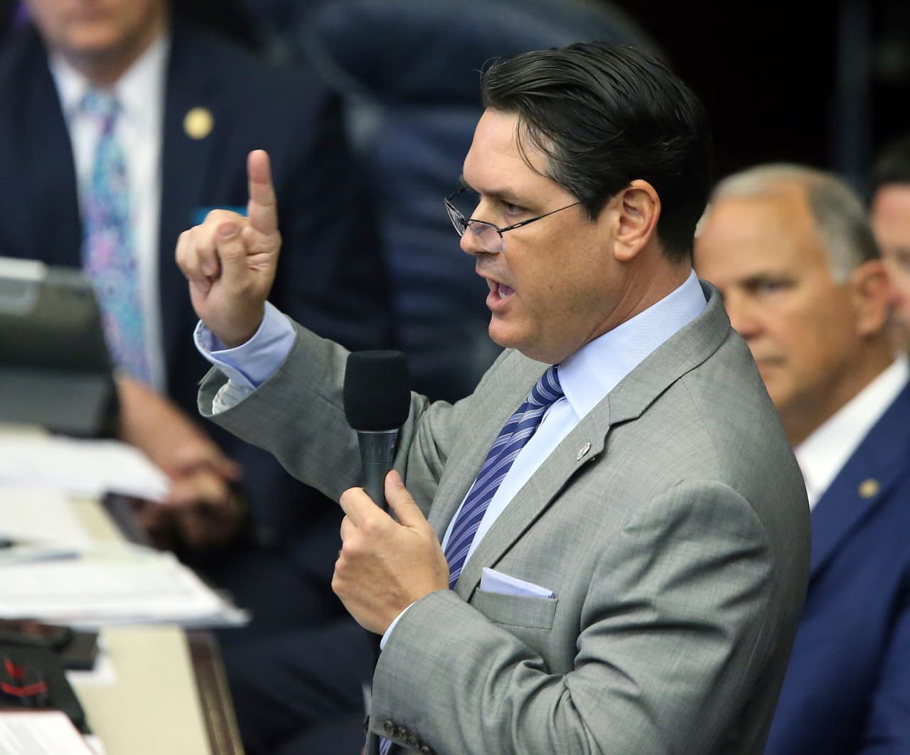 Florida prohíbe las "ciudades santuario" con una polémica ley para atacar la migración ilegal