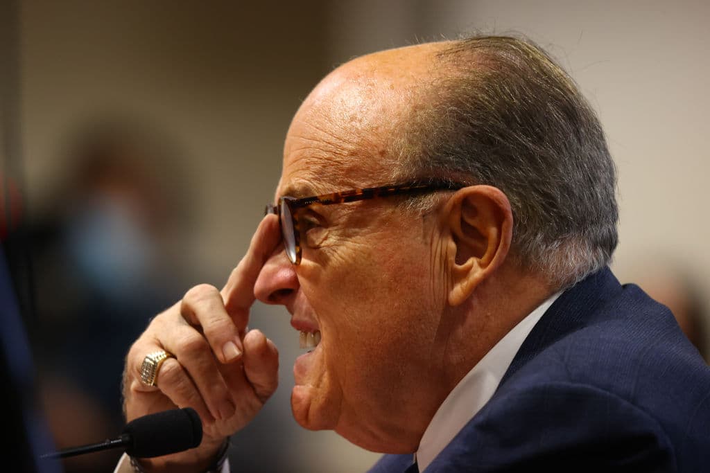 En una durísima carta advierten a Rudy Giuliani que si no se retracta esta semana será demandado por difamación