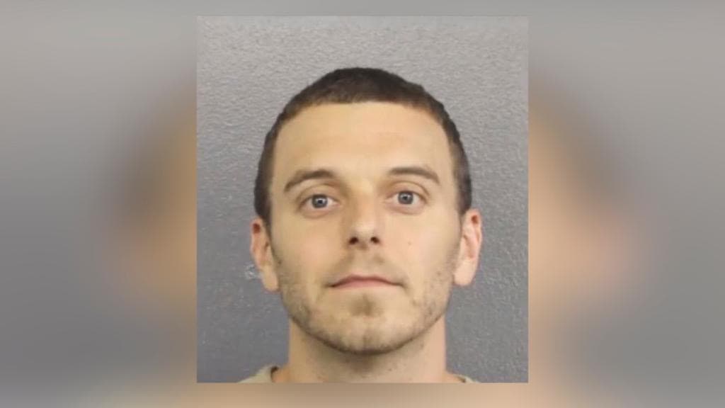 Michael Carnevale, el dueño de Fitness 1440, un gimnasio ubicado en el condado Broward, ha sido arrestado tres veces, por no hacer cumplir en su negocio las órdenes de distanciamiento social para prevenir el coronavirus. 
<br>