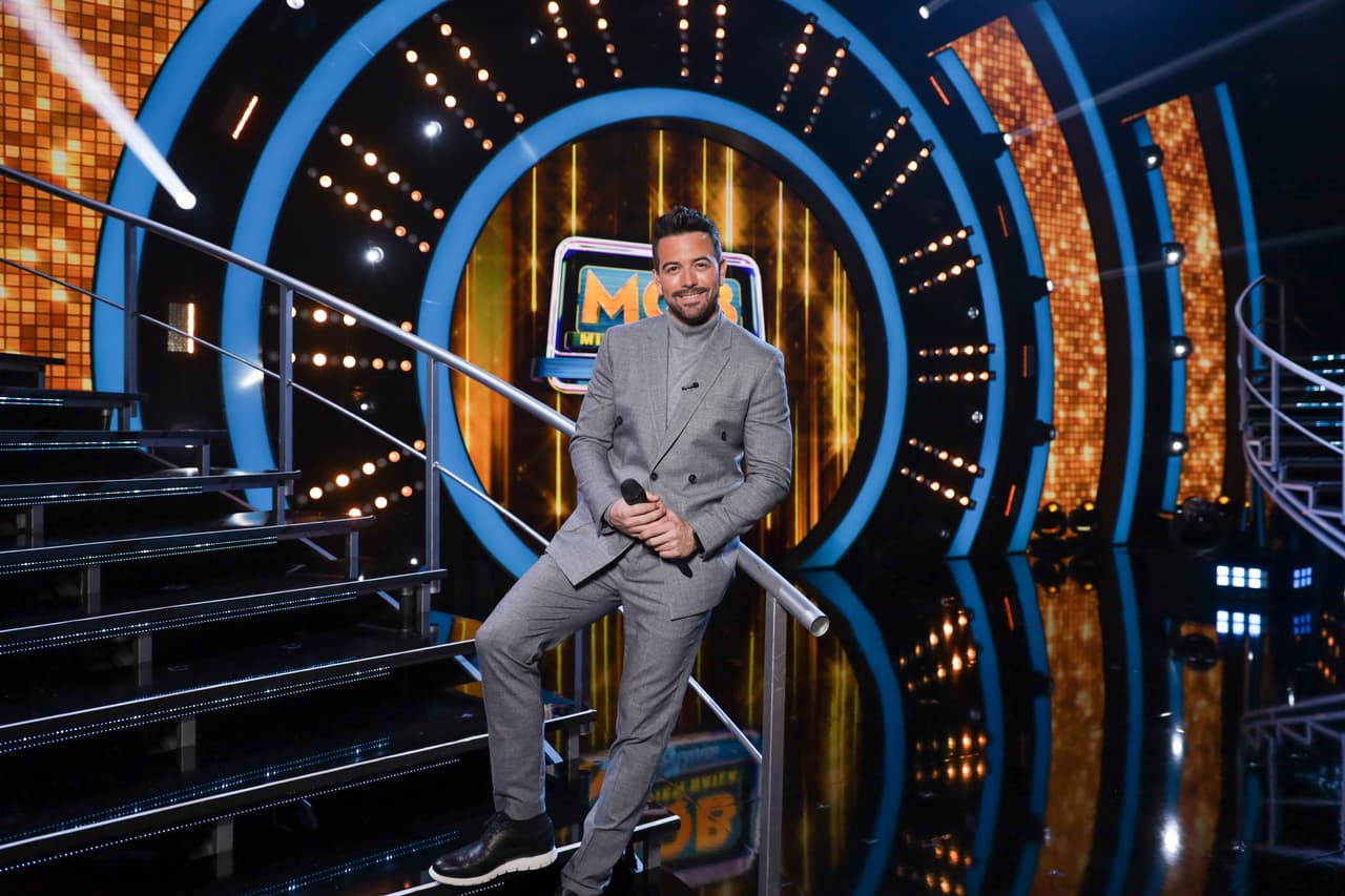 El outfit del conductor tenía un secreto que lo hacían lucir más relajado: como calzado llevaba puestos un par de zapatos deportivos negros de piel con suela blanca.
<br>