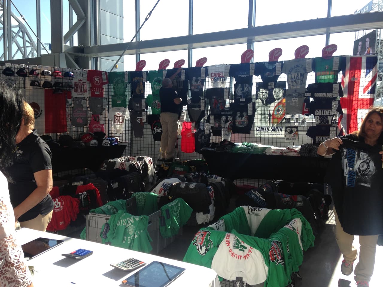 La vendimia de artefactos alusivos a Saúl Álvarez, desde playeras, gorras, cintas, guantes, fotos o banderas.