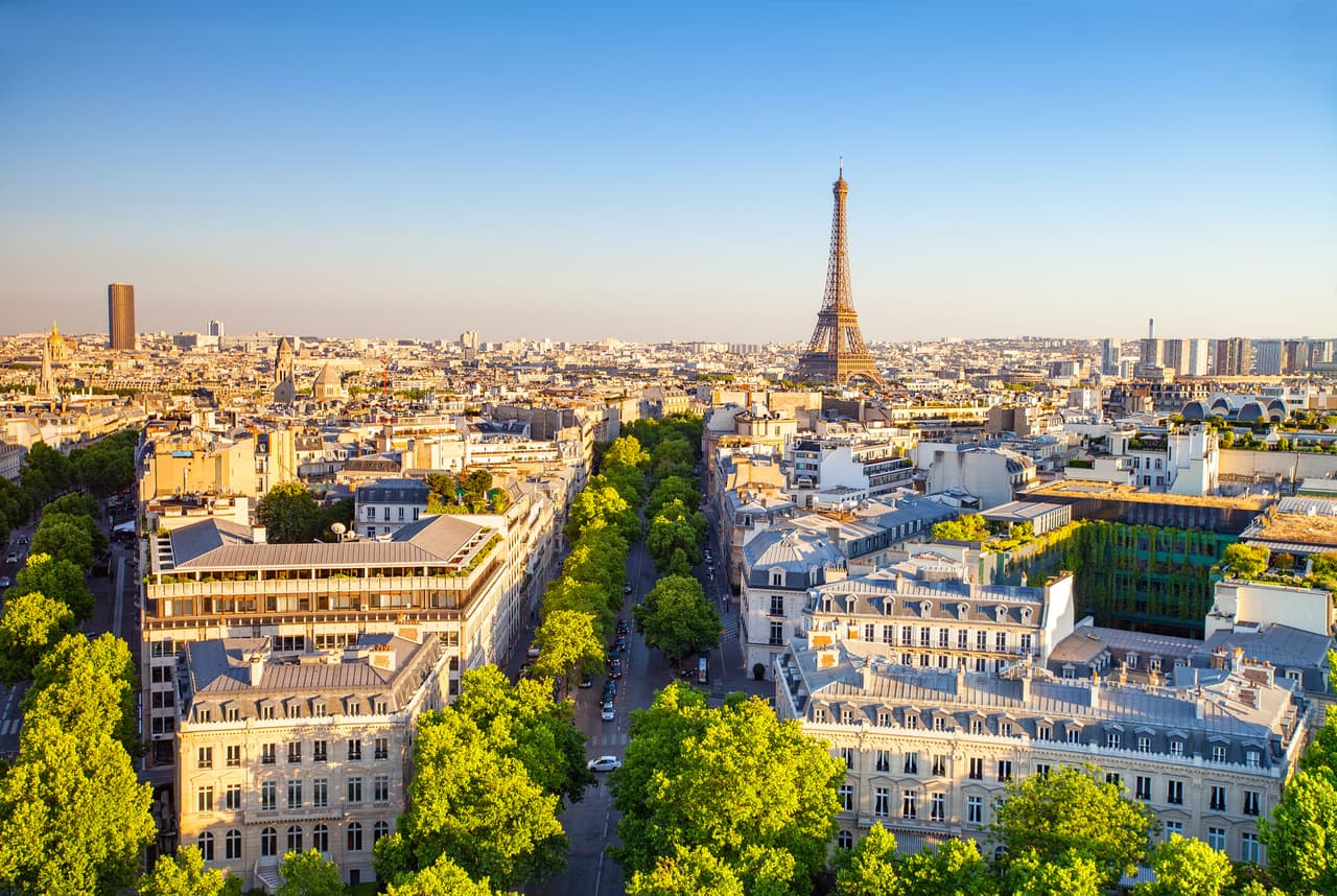 <h3 class="cms-H3-H3">3. París, Francia</h3>
<br>
<br>En menos de una década, la capital 
<a href="https://www.univision.com/temas/francia">francesa </a>se ha ido transformando en una metrópoli amigable con el ciclista que disfruta deambular por sus calles y escapar del tráfico, gracias a la introducción de carriles para bicicletas adicionales en diversas partes de la ciudad. 
<b>Ahora, los constantes visitanes pueden ir en bicicleta desde la Torre Eiffel hasta Notre-Dame en uno de los carriles exclusivos, disfrutar una ruta que pasa sobre el Río Sena</b> y disfrutar de las inolvidables vistas panorámicas que ofrece. 
<br>