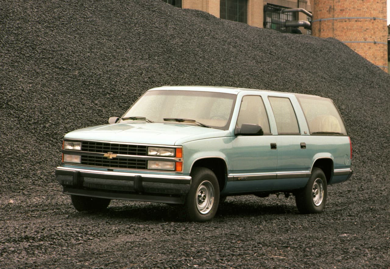 <b>Generación 8 (1992-1999)</b>
<br>
<br>La Chevrolet Suburban vuelve a pasar por el lápiz de los diseñadores y recibe un estilo audaz. Otras actualizaciones incluyeron frenos antibloqueo en las cuatro ruedas y un sistema de suspensión diseñado para proporcionar una conducción más parecida a la de un carro. Para 1998, la Suburban recibe los sistemas OnStar y tracción integral AutoTrac de tiempo completo. En el mercado de Australia, la Suburban es comercializada en versiones con el volante a la derecha a través de la marca Holden, también bajo General Motors.
<br>
<br>
<b>En imagen: </b>Chevrolet Suburban 1992