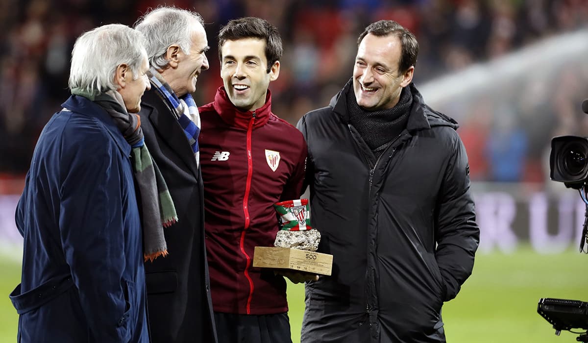 Antes de iniciar el encuentro hubo un momento emotivo por el homenaje del Athletic a Markel Susaeta (centro) por sus 500 partidos con el club.