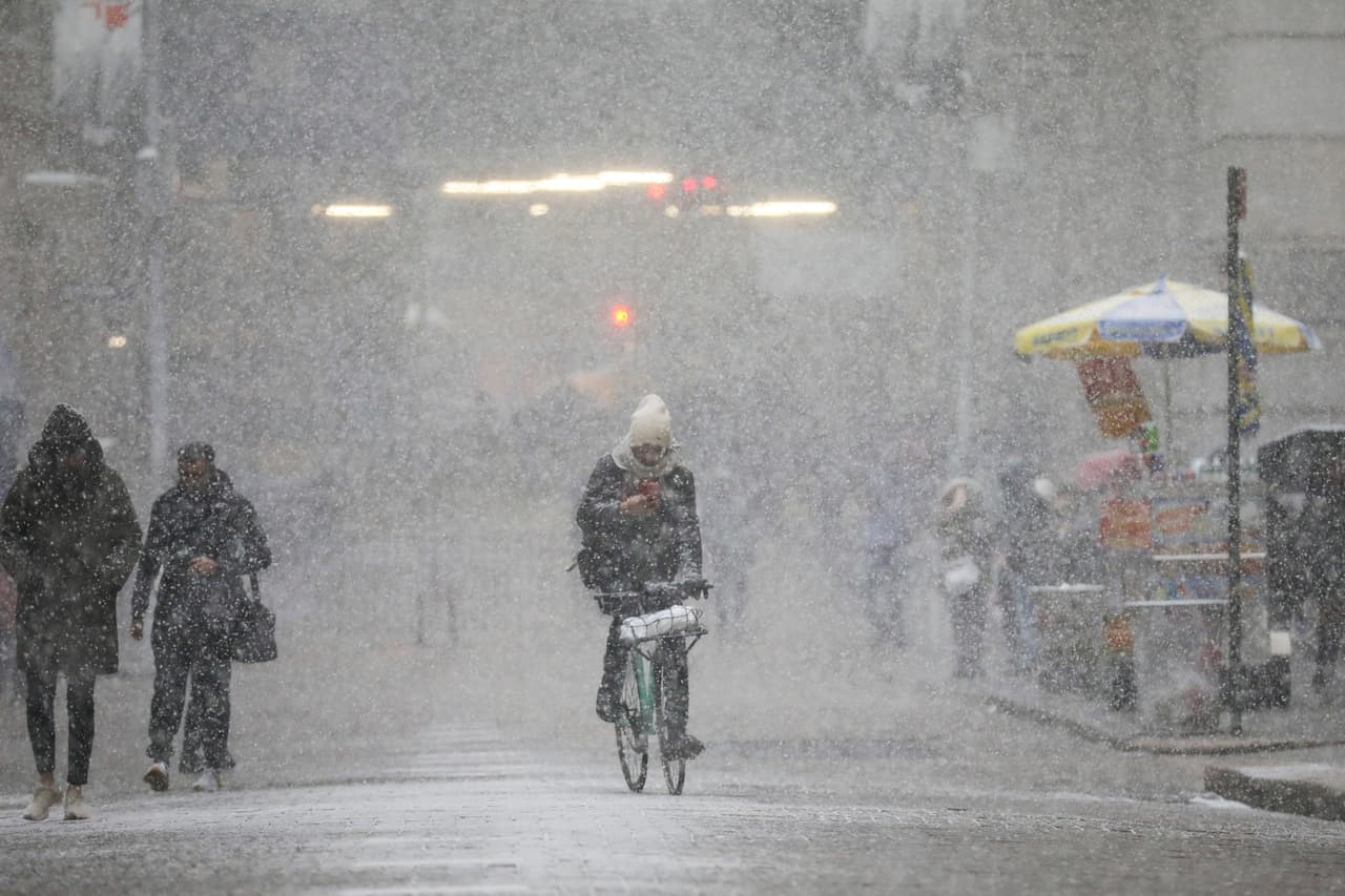 Un ciclista a travén de la intensa nevada en Manhattan, Nueva York.