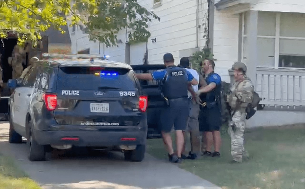 Arrestan a hombre que se mantuvo atrincherado al norte de Austin 