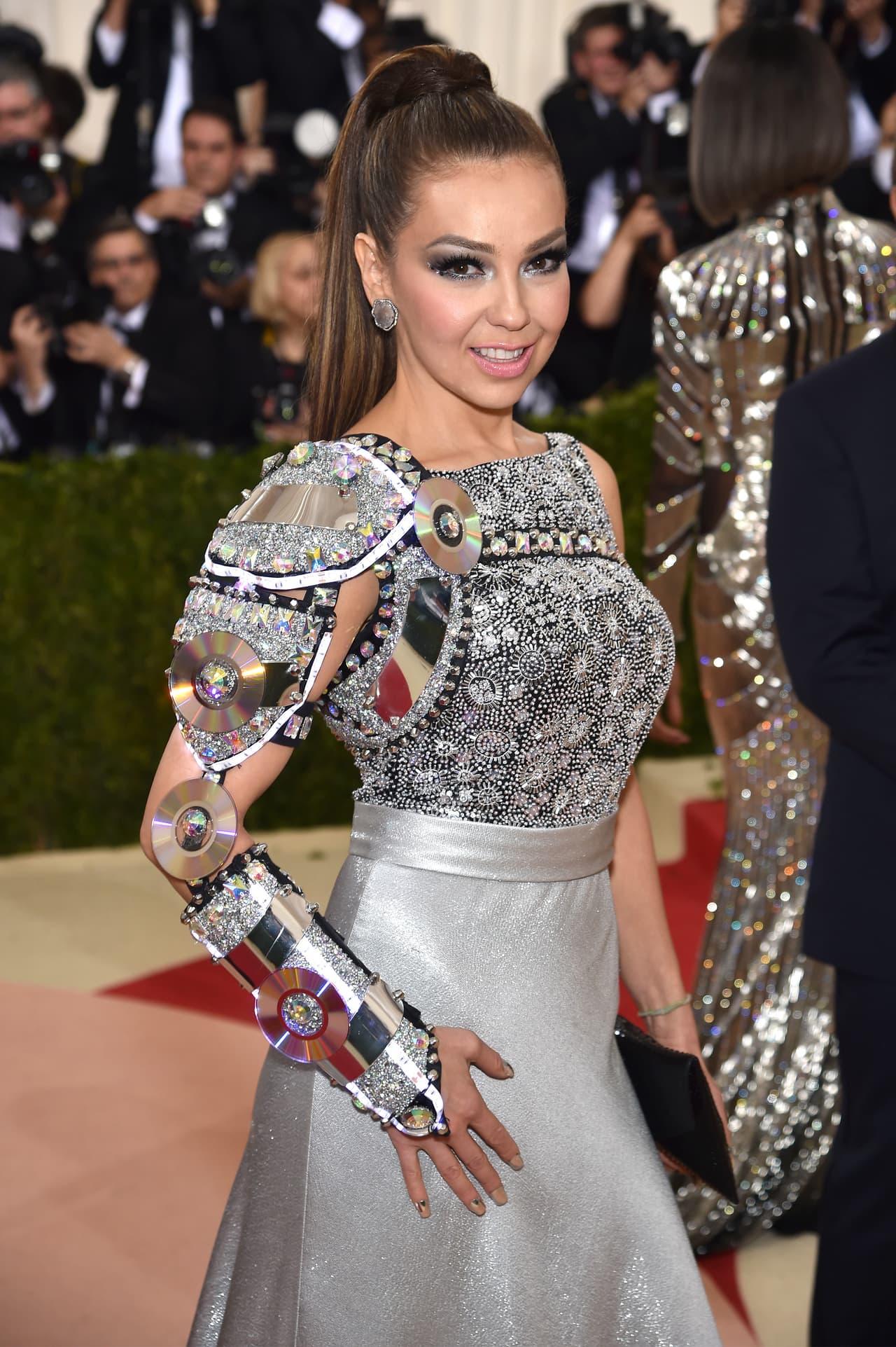 <b>El outfit robótico de Thalía en la Met Gala enamoró a sus fans</b>
<br>En diversas ocasiones, la mexicana ha derrochado glamour en los también llamados ‘Oscar de la moda’, y el 2016 no fue la excepción. Aquella vez, la celebridad lució un diseño de Tommy Hilfiger de color plateado al que le agregó un brazo hecho con CD’s.