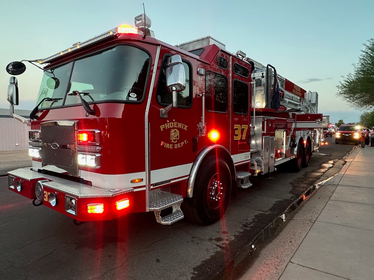 Mientras luchaban contra el fuego, los equipos registraron el interior de la casa y encontraron a la mujer, quien fue evacuada y atendida en el lugar por paramédicos.