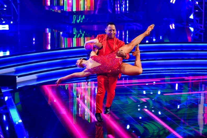 Por su parte, Tony Dandrades sacó sus mejores pasos con ‘Ven, Devórame Otra Vez’ y con ese vestuario color rojo pasión. El periodista dominicano sorprendió con su buen desempeño sobre el escenario.