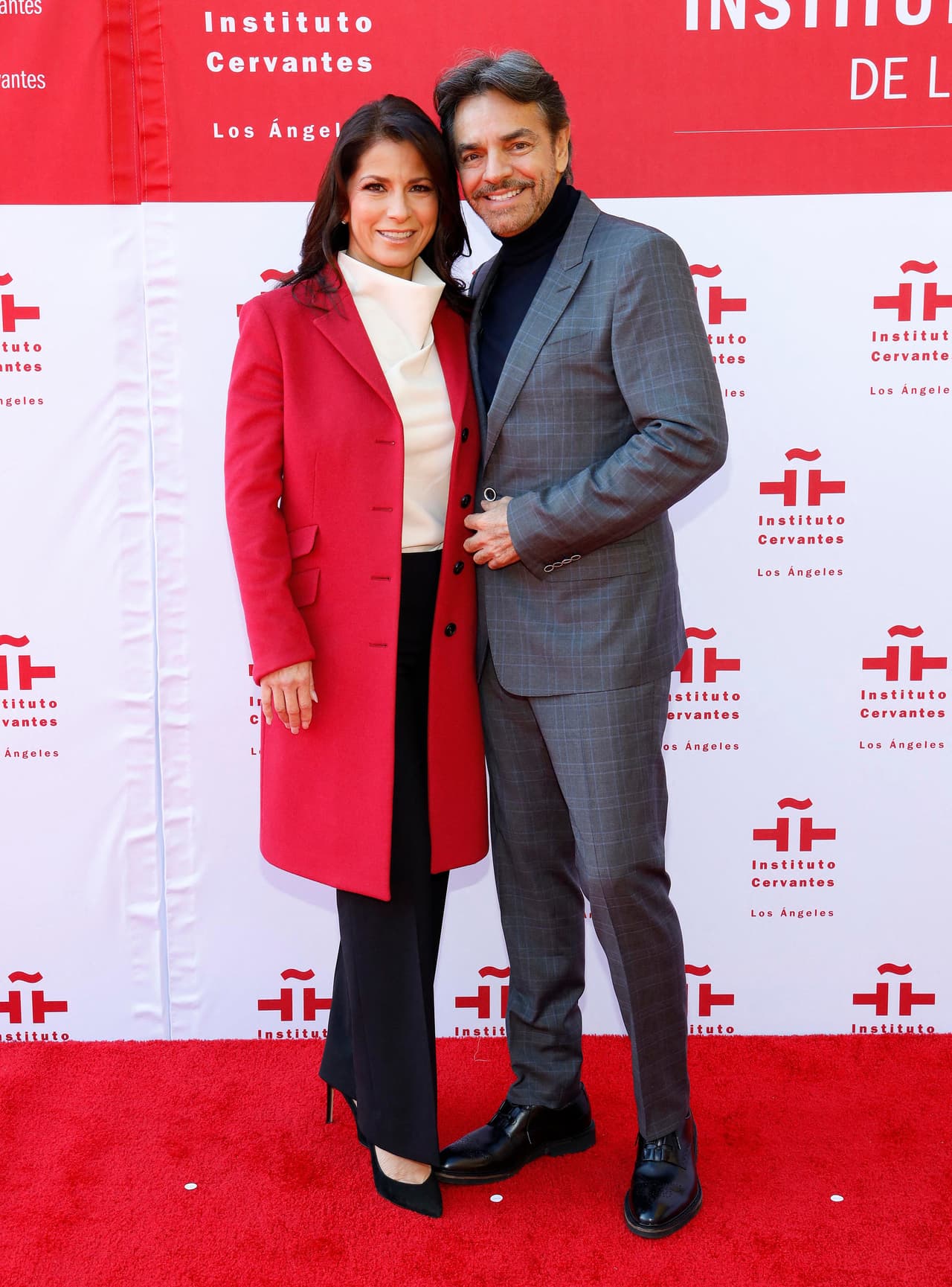 <b><a href="https://www.univision.com/famosos/con-el-brasier-de-fuera-alessandra-rosaldo-sufre-un-desliz-con-su-elegante-look-junto-a-eugenio-derbez-video" target="_blank">Eugenio Derbez y su esposa, Alessandra Rosaldo</a></b>, fueron parte de los invitados especiales y estuvieron lado a lado de la reina. 
<br>