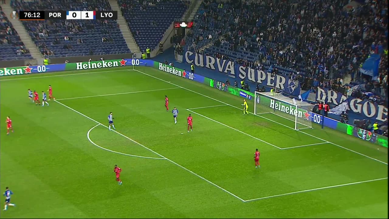 ¡TIRO ATAJADO! disparo por Vitinha.