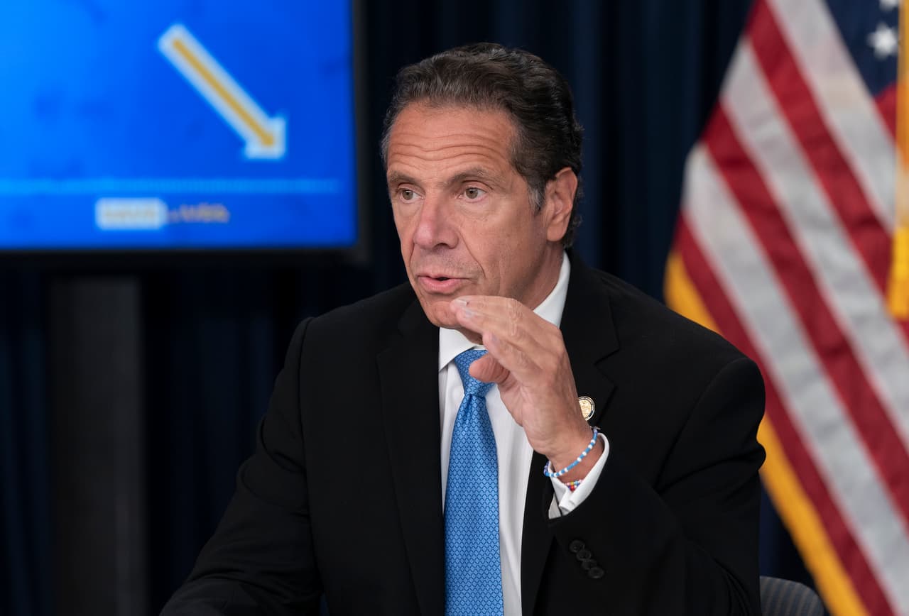 Cuomo reporta "gran caída" en casos de coronavirus en Nueva York, mientras expande zonas de micro-grupos