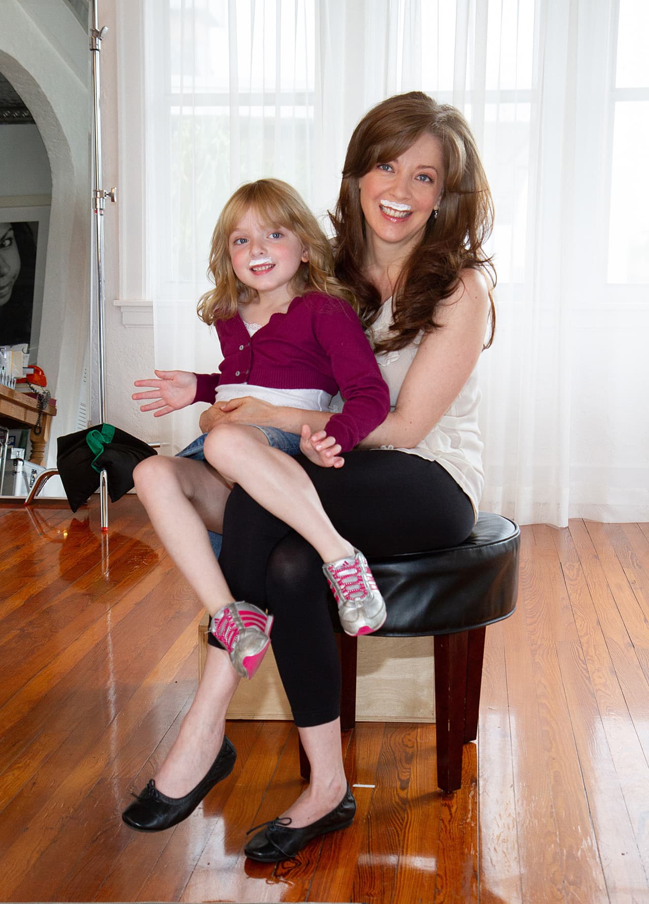 “Un día anunciaste tu llegada, dominando mi cuerpo, transformándolo. Sin falsos sentimentalismos sentí tu crecimiento. Tu llegada fue fuerte, delicada, esperada, hermosa. Al surgir de mi vientre me hiciste entrañable, me hiciste madre. Y yo pude sostener en mi brazos a un ser que sin sospechar las profundidades de la maternidad, ingenuamente pensé podía moldear”.