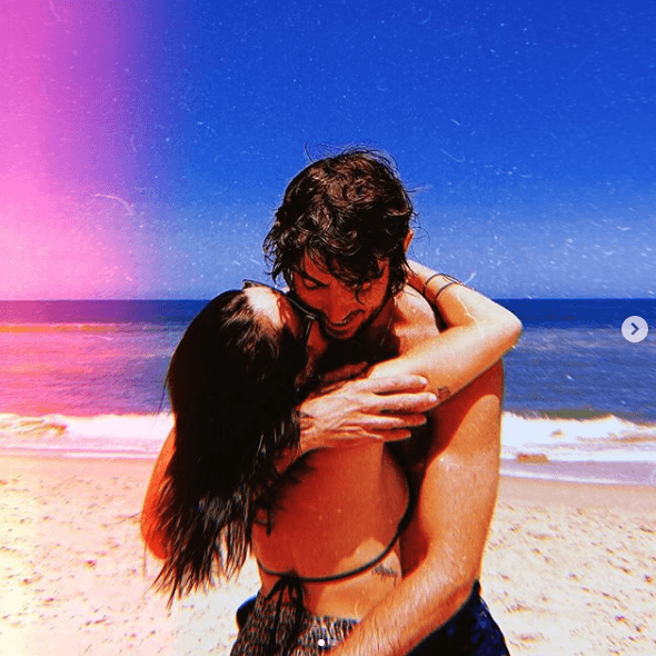 “¿Qué es Santiago en tu vida?”, preguntó un seguidor. Con su respuesta, Lali demostró que está completamente enamorada de su novio, Santiago Mocorrea. Ella respondió: “El amor verdadero, íntimo y único”.