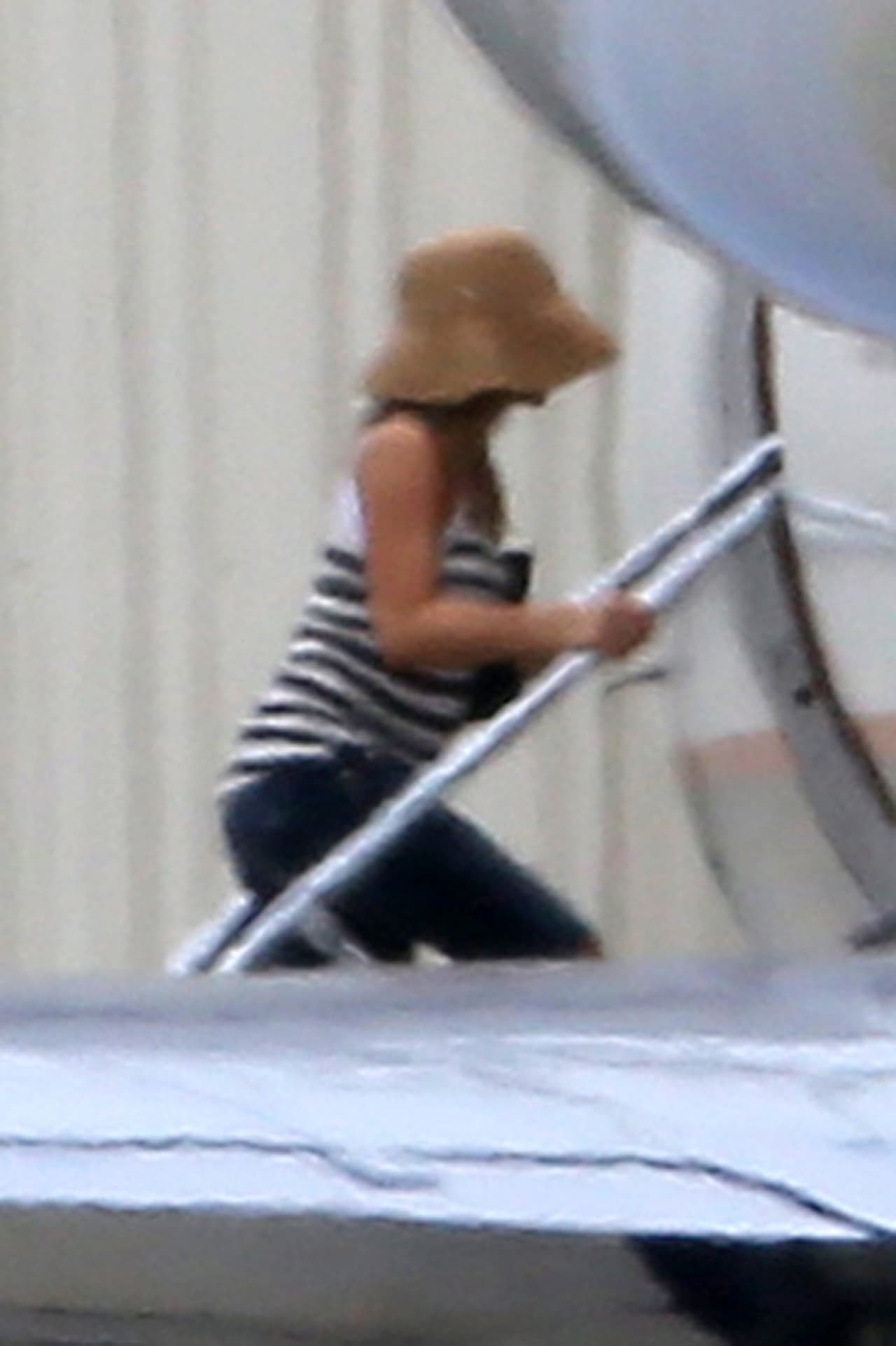 Iba muy casual, con blusa rayada y jeans.