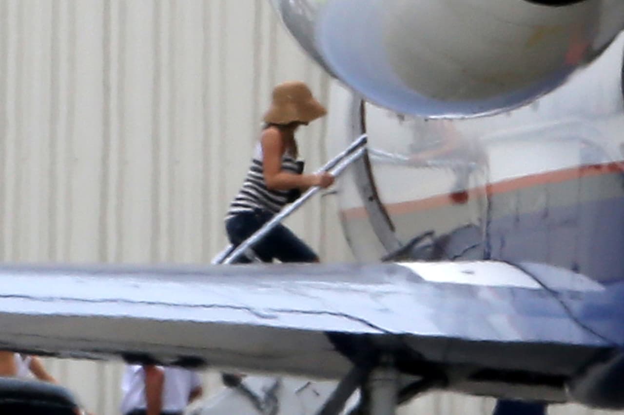 Después de su boda sorpresa, los famosos de fueron en jet privado a Bora Bora.