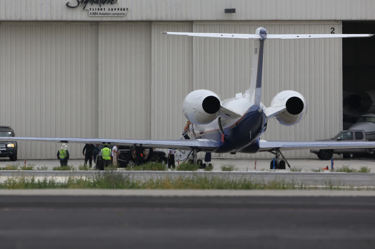 Y así los pillaron los paparazzi en el aeropuerto de Van Nuys.