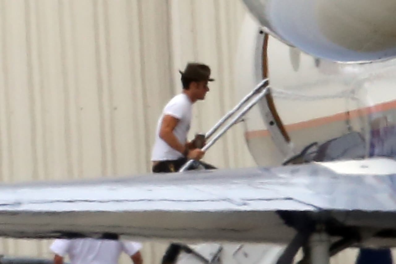 Atrás de ella, siguió su ahora esposo, Justin.