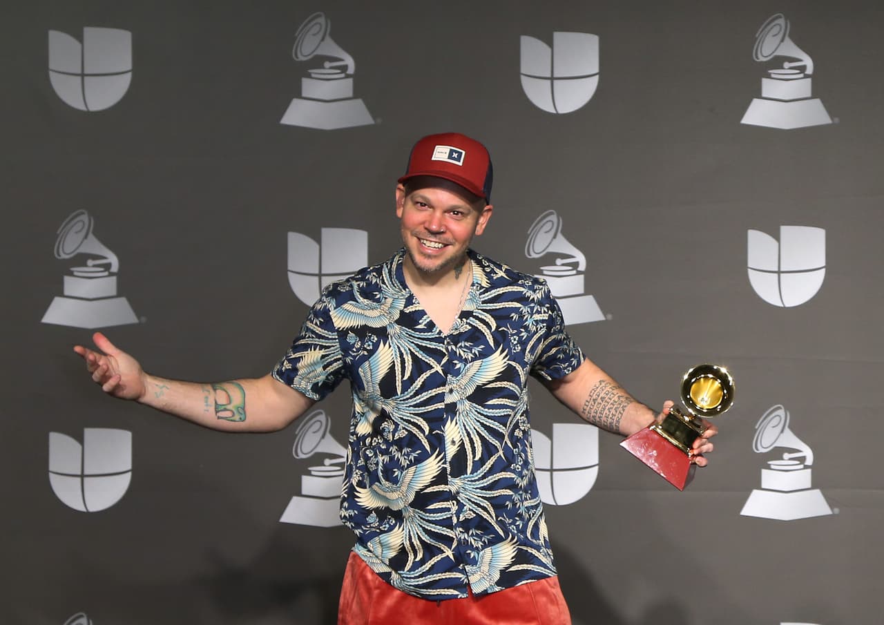 El músico boricua dijo que todos esos premios tienen un valor distinto en su vida, pero que hay uno que disfrutó de manera especial: "Cuando 'Latinoamérica' ganó el de Canción del Año, porque fue un tema que no sonó en la radio porque no era comercial, ese premio tiene un significado especial". 
<br>