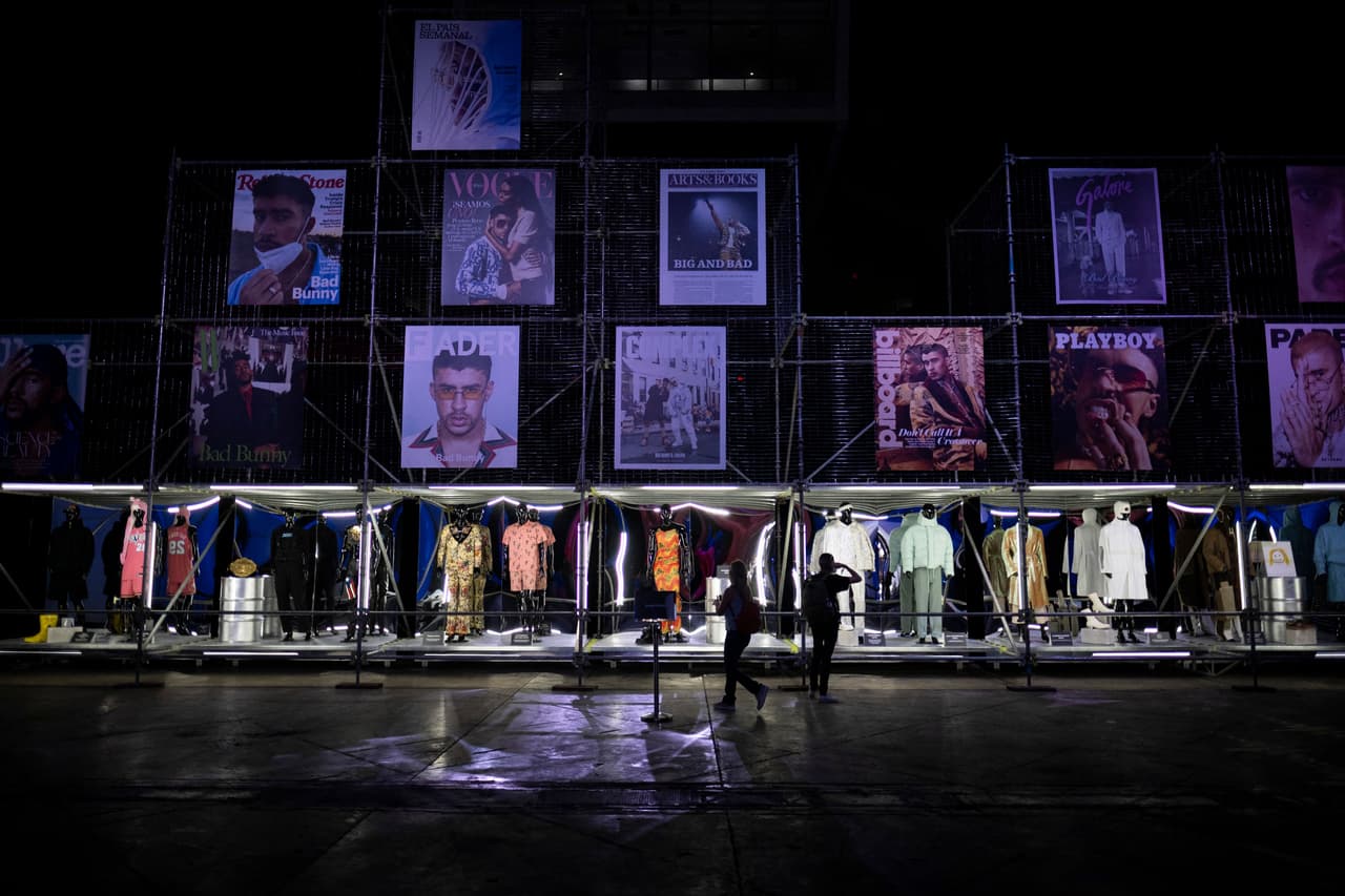 Algunos de los atuendos que el artista ha utilizado también fueron exhibidos.