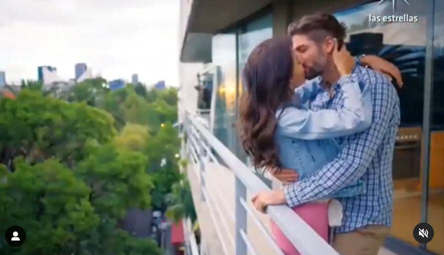 "Superrelajada ella", afirmó, "vemos la novela juntos y nos reímos. Tuvo suerte porque en esta novela 
<b><a href="https://www.univision.com/programas/novelas/angelique-boyer-y-sus-amores-fotos#fdf7d8960000" target="_blank">besé dos veces a Angelique</a></b> y no hice nada más, tuvo suerte".