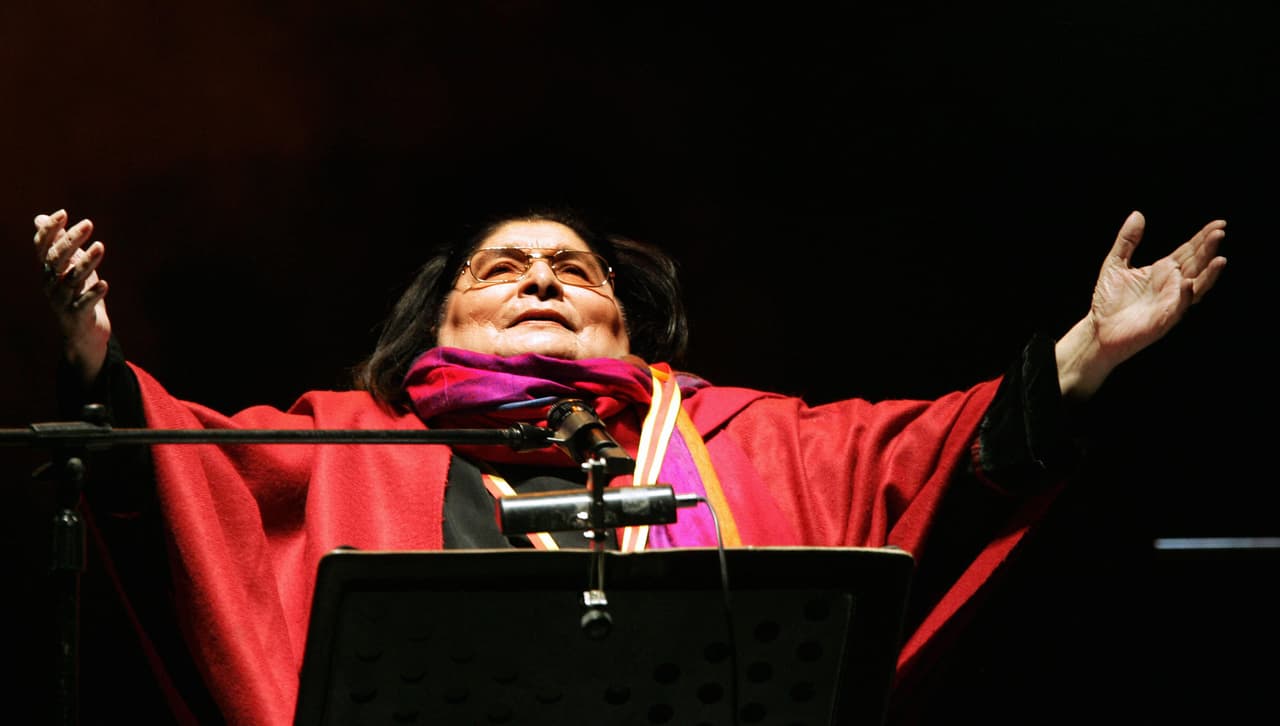 Mercedes fue una incansable luchadora por los derechos de la mujer, grabó más de 60 discos de estudio y consiguió el reconocimiento internacional gracias a su música y talento vocal.