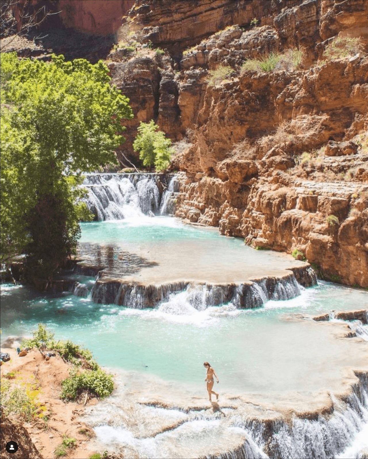 Se localizan en una remota región al 
<a href="https://www.google.com.mx/maps/place/Havasupai+Indian+Reservation,+Havasupai,+Arizona,+EE.+UU./@36.1528806,-112.8054146,11z/data=!3m1!4b1!4m6!3m5!1s0x80ccb4db63032d9d:0xc608863a41f468ef!8m2!3d36.2333157!4d-112.7007462!16s%2Fg%2F11h1t93x5?entry=ttu" target="_blank">norte de Arizona, </a>a la cual no puedes llegar en auto, por lo que deberás caminar varias millas o rentar algún transporte para lograrlo.