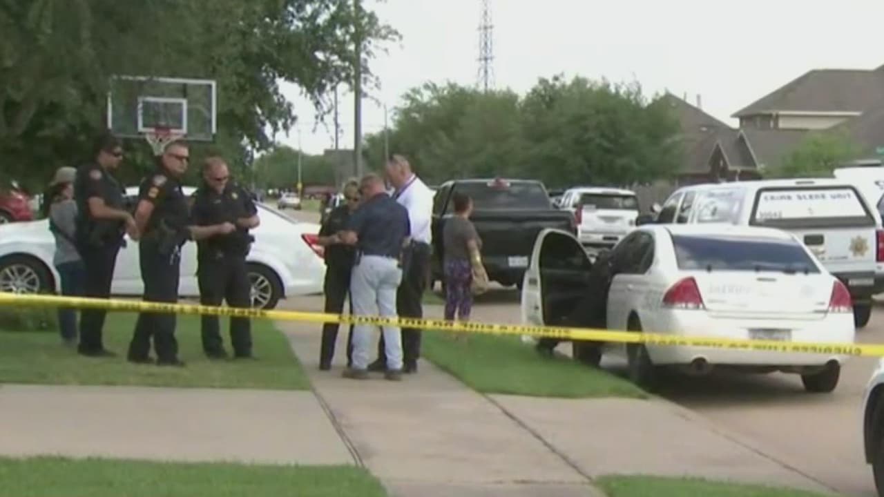 Un niño de 4 años recibió un disparo en la cabeza con un arma que llegó a las manos de su hermano de 9 años, informaron autoridades del condado Harris.